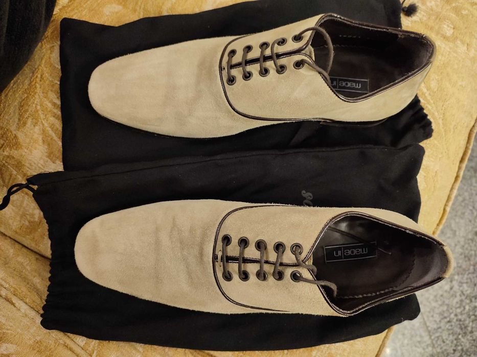 Sapatos de camurça beje com pele e atacador castanho
