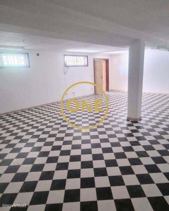 Moradia cheia de charme e potencial, a 450 metros da praia de Salgueir