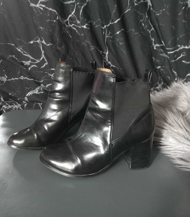 Czarne klasyczne botki na obcasie