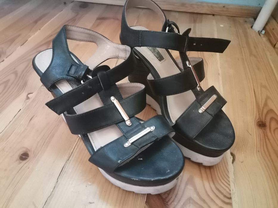 Damskie buty na koturnie