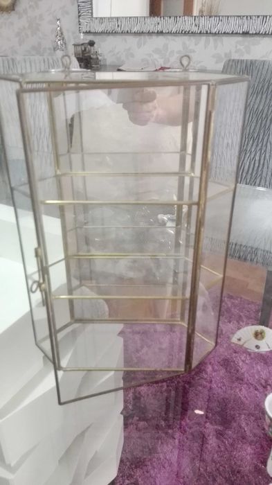 Armário com coleção de miniaturas em loiça fina - tudo 100 euros