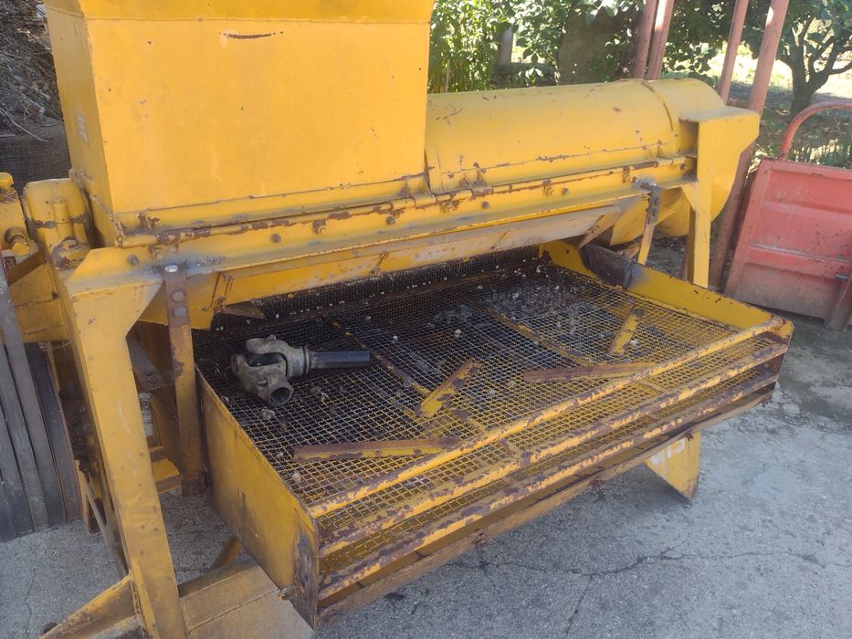 Debolhadora e descamisadeira de milho