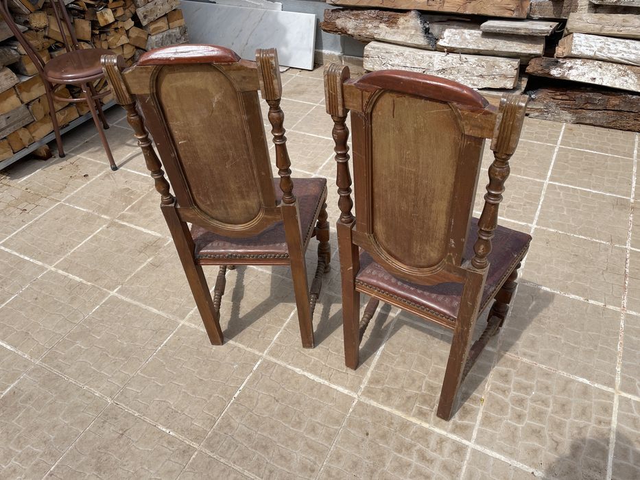 2 Cadeiras vintage em madeira maciça com assento em couro