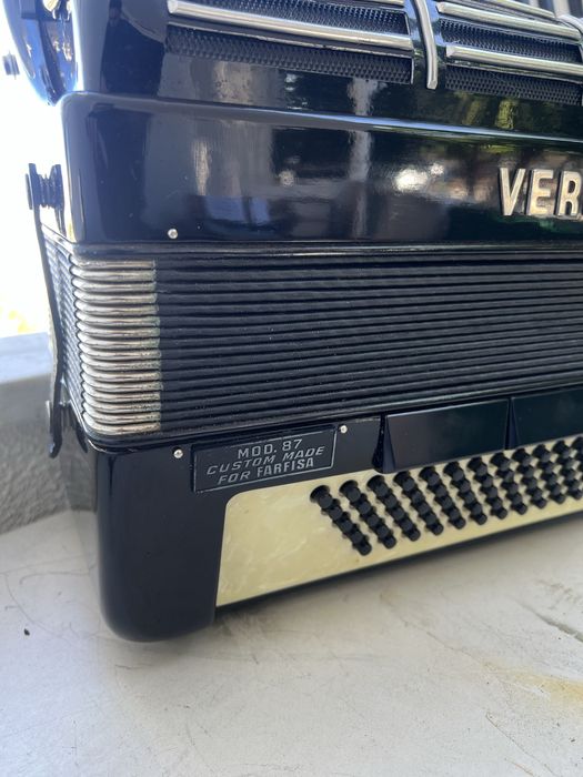 Acordeão VERMONA Mod. 87 Farfisa Italiano — Preto, à 3a voz, em bom estado e com mala e correias
