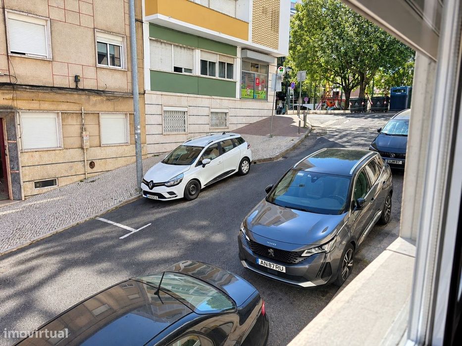 T2 com terraço perto comboio Amadora