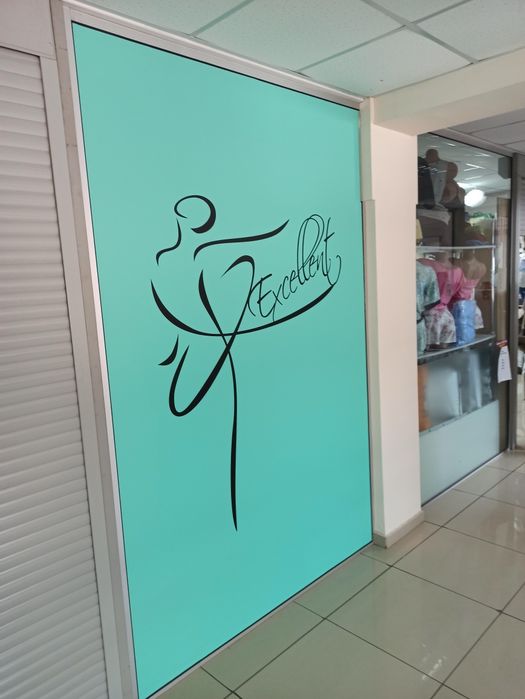 Оклейка окон, оформление витрин магазина, матирование стекла.