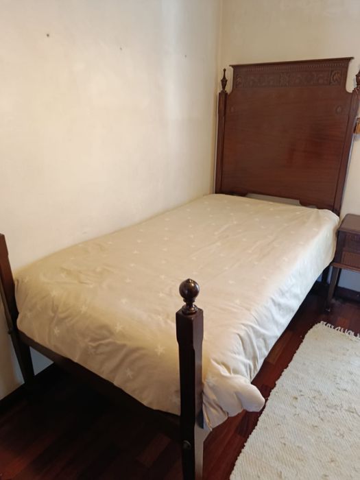 Cama individual + colchão+ mesa de cabeceira.