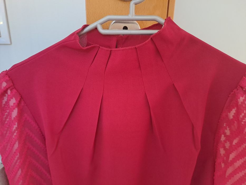 Camisa /Blusa cor borgonha, manga transparente