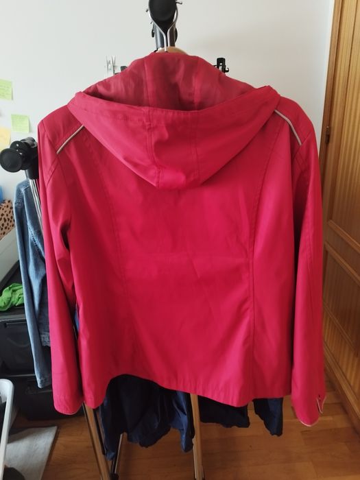 Casaco vermelho c/ capuz XL