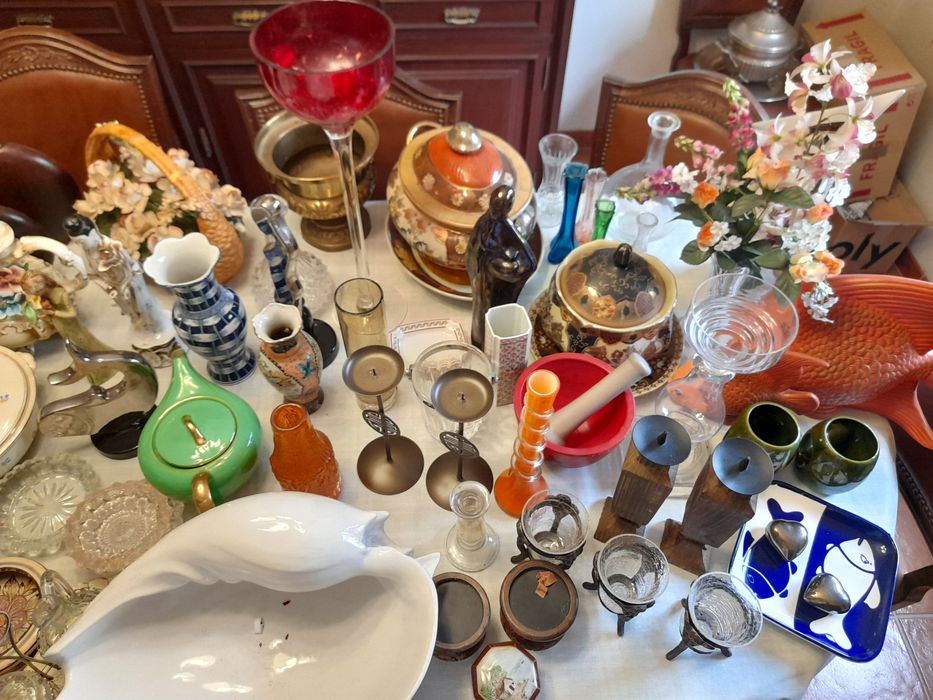 Vendo decoração variada, copos e pratos antigos