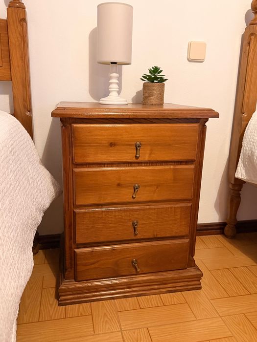 Conjunto de 2 camas de solteiro + colchões + mesa de cabeceira