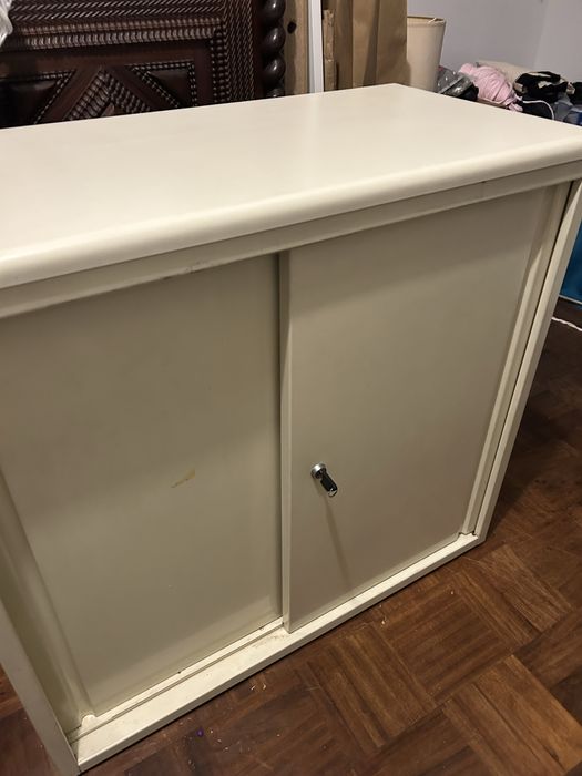 Movel em metal branco com chave