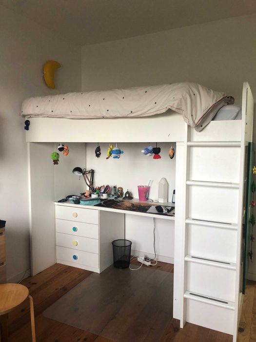 Cama alta criança Ikea + secretária + cadeira de secretária em ESMORIZ