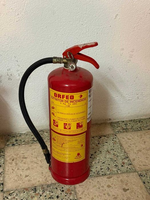 3 Extintores de Incêndio (2x 6kg ORFEO + 1 pequeno)