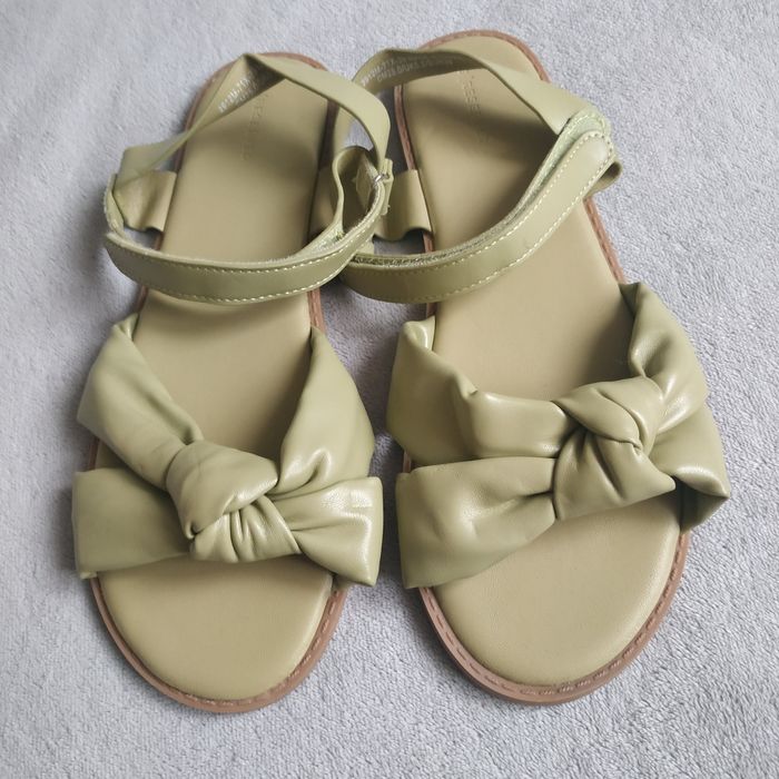 Nowe oliwkowe sandałki Reserved 39