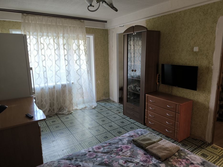 Біля 9-ї лікарні, правий, подобово