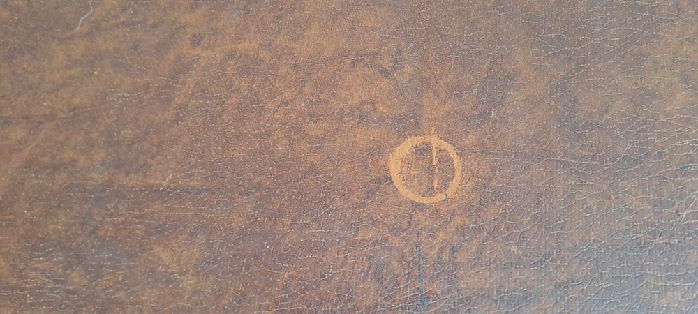 Arca antiga em madeira, revestida a napa anos 60
Com uma marca como se