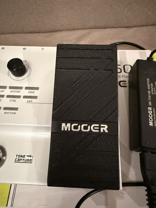 Multiefekt gitarowy Mooer GE250 | Stan BDB, folia na ekranie