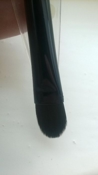 Универсальная кисточка-консиллер Yves rocher