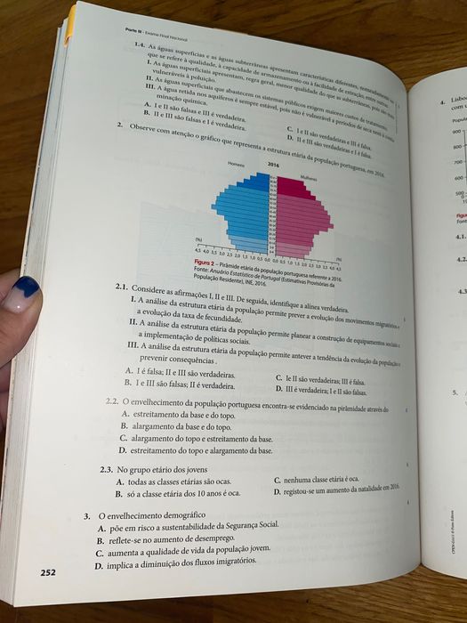 Livro de apoio aos exames Geografia A