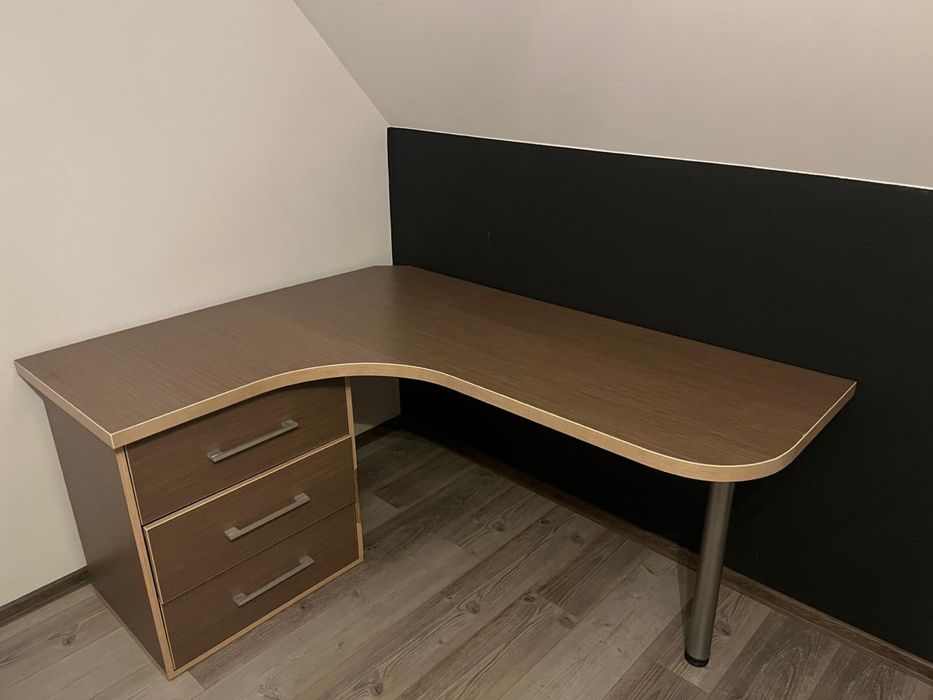 Zestaw mebli drewnianych