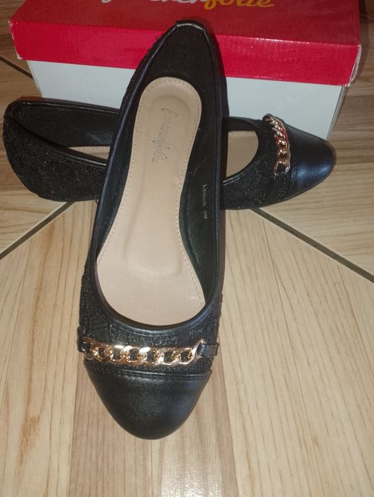 Buty damskie koronkowe z łańcuszkiem