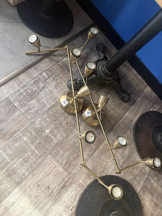 Złota lampa ikea