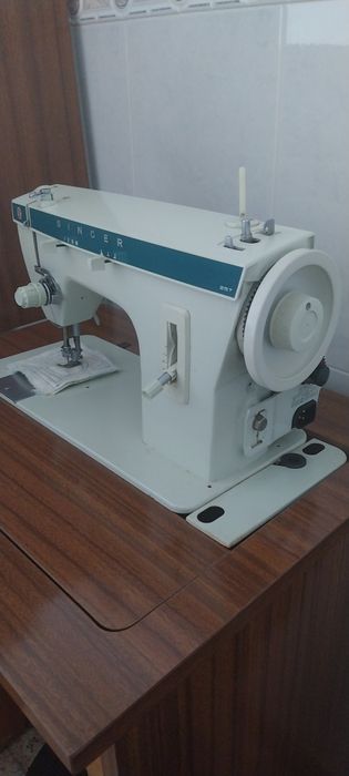 Máquina de costura eléctrica SINGER.