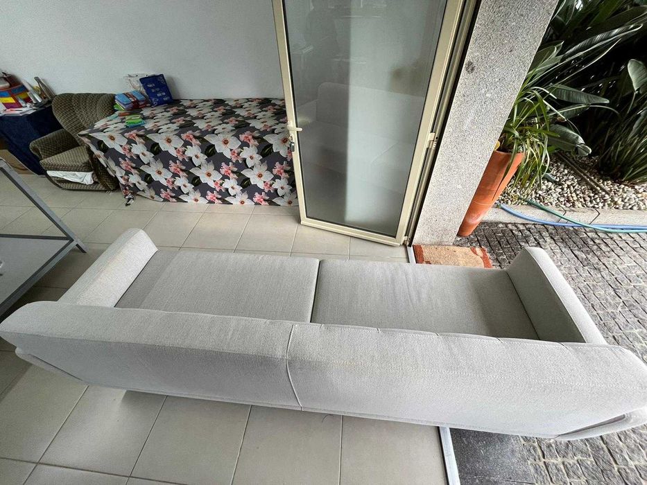 Sofá [+/- 4 lugares] em ótimo estado – confortável e conservado