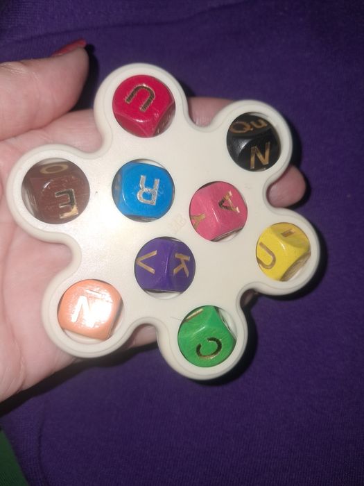 Это винтажная игра-головоломка от Milton Bradley под названием Play on Wordz.