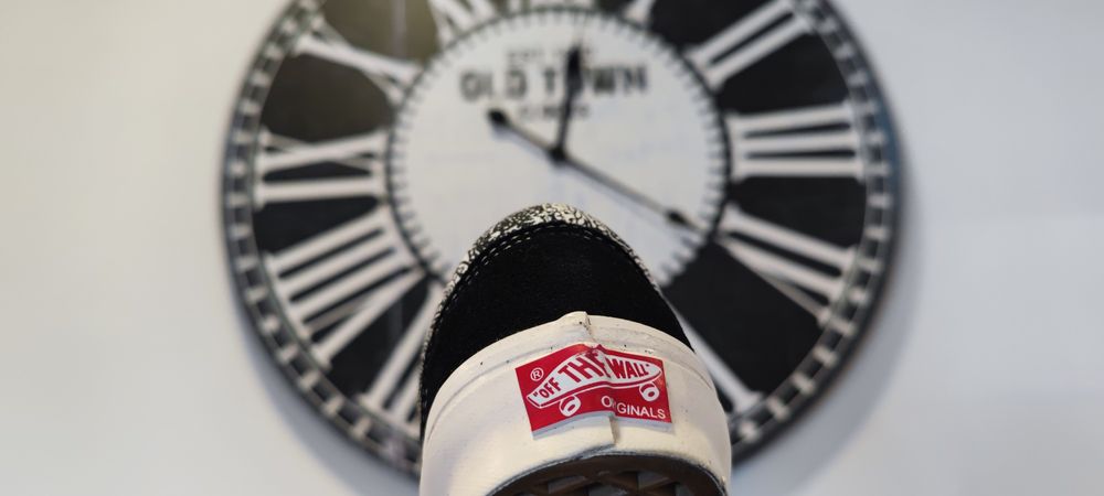 Ténis pretos e brancos