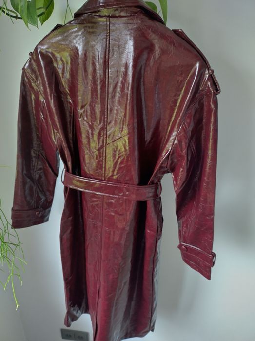 Burgubdowy trencz lakierowana eko skóra MOCHY