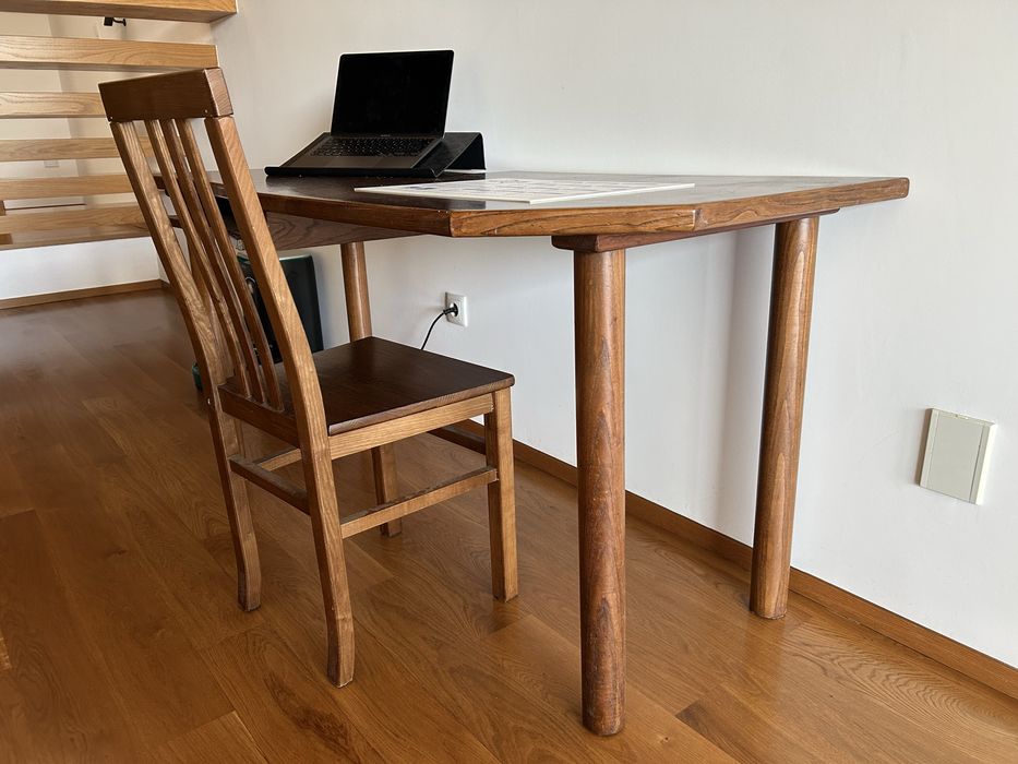Mesa de escritório com cadeira em madeira