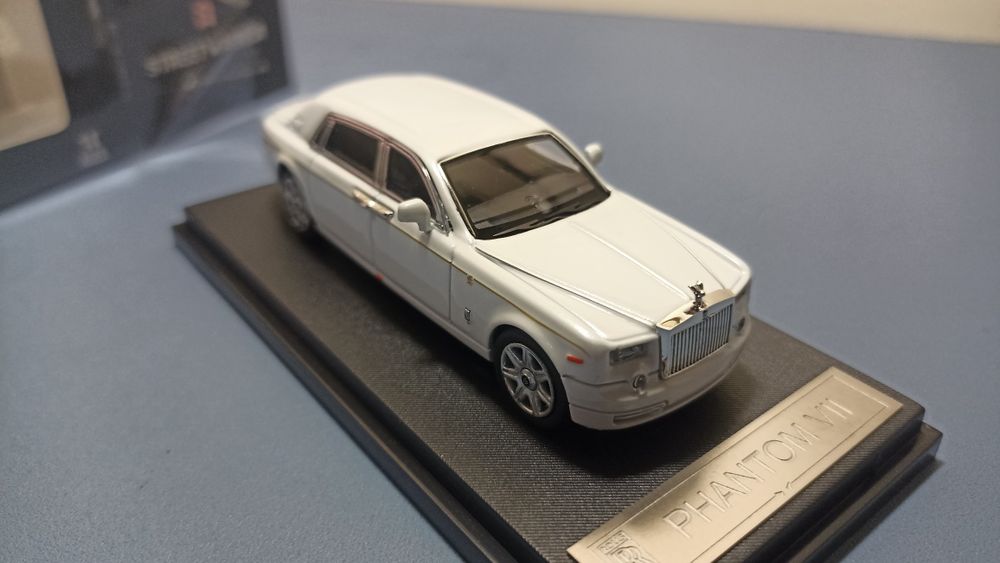 машинки моделі 1/64 rolls royce