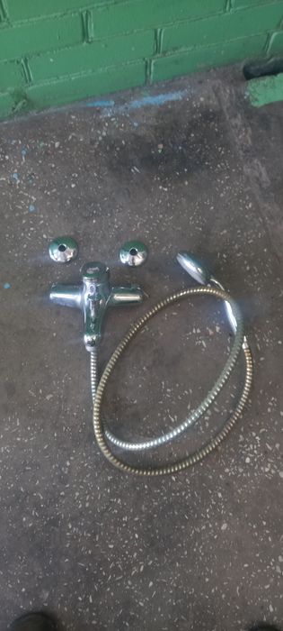 Раковина  Большая Новая. Маленькая Б/У. Белая.  Сместители  разные.