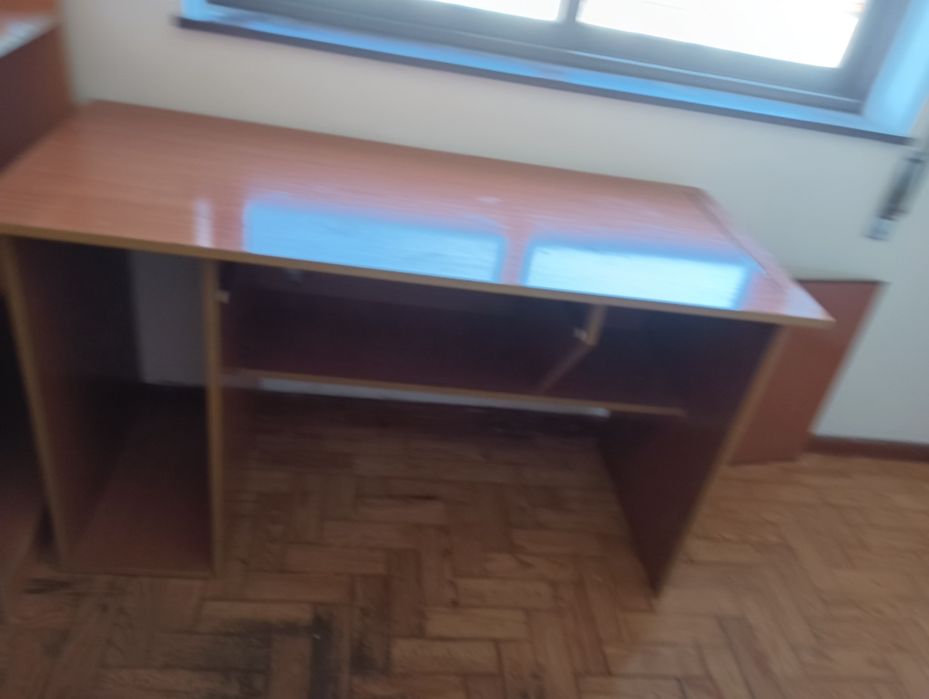 Secretária em madeira  - 30€