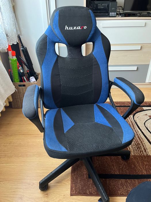 Sprzedam fotel Huzaro w czarno-niebieskiej kolorystyce. Był używany tylko przez krótki czas, więc jest w świetnym stanie – praktycznie jak nowy.