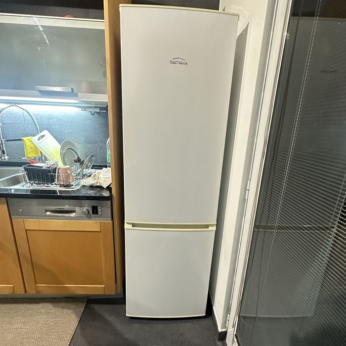 Frigorífico combinado Electronia – 130€ – Recolha rápida