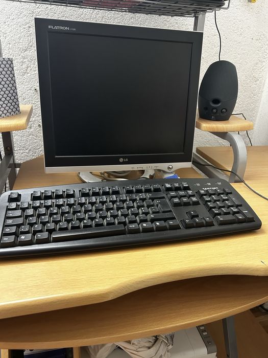 Secretária com possibilidade de vender junto com tecaldo e rato