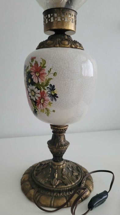 Efektowna lampa stołowa