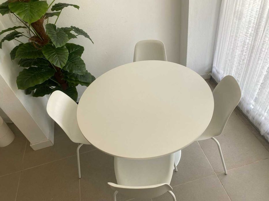 Mesa IKEA DOCKSTA + 4 Cadeiras Brancas | Como Nova | Conjunto Completo