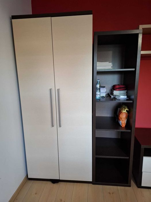 Zestaw mebli wenge i dąb mleczny – biurko, komoda, szafka i półki