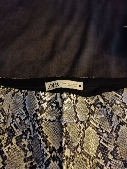 Calça Zara estilo Pele de cobra
