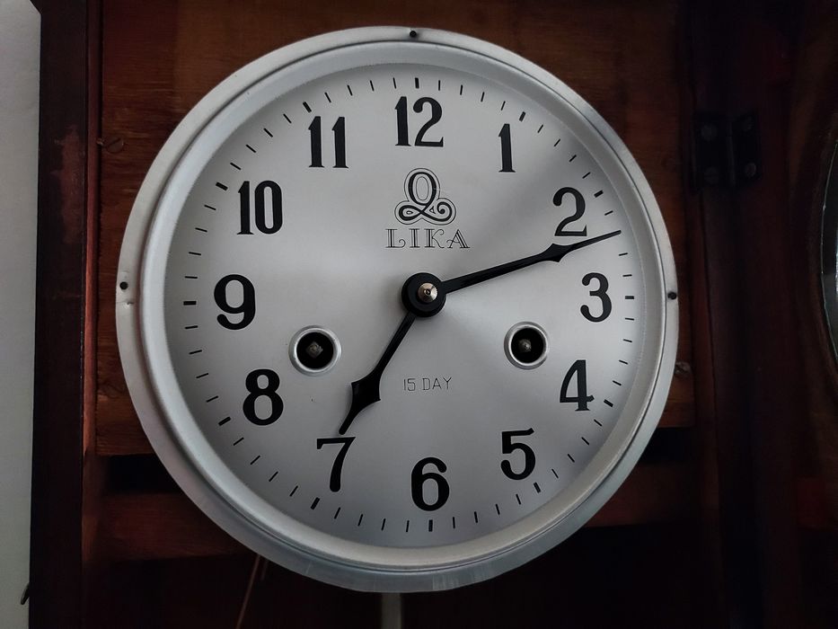 Vende-se relógio de parede antigo, marca Lika