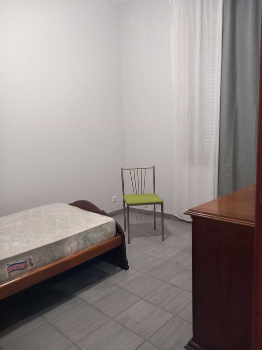 Arrenda-se Quarto