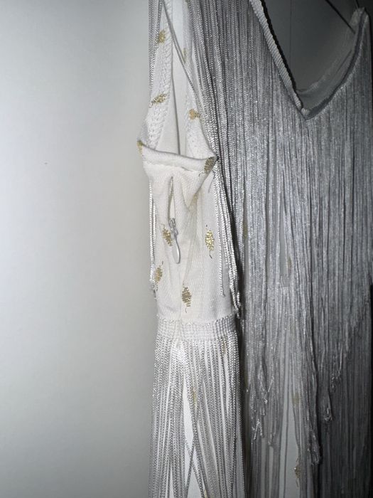 Vestido Branco com Franjinhas e Brilhos Dourados