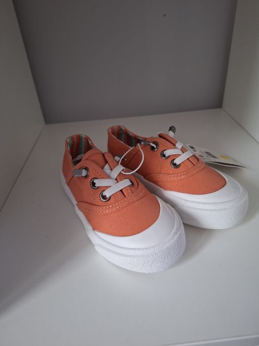 Trampki wsuwane r. 26 Reserved nowe