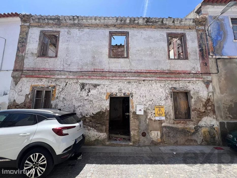 Moradia com 180m2 para reabilitar em Alcáçovas