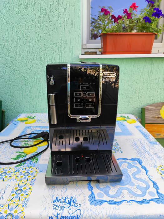 Кофемашина, кавоварка Delonghi Dinamica