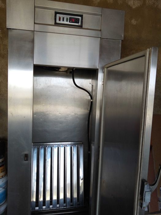 Vendo ou troco por cabras ou ovelhas, câmara frigorífica vertical